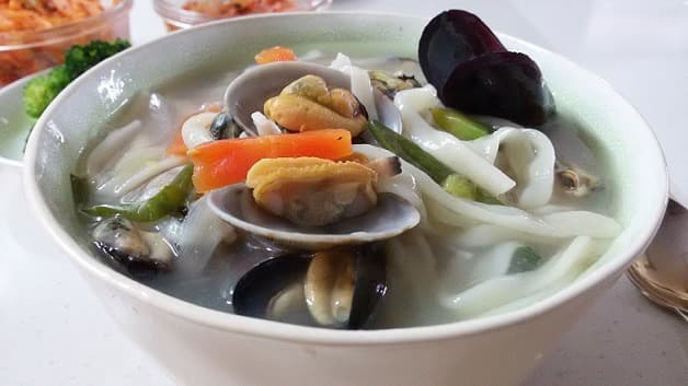 Kalguksu (칼국수)