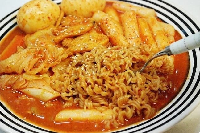 Rabokki (라볶이)