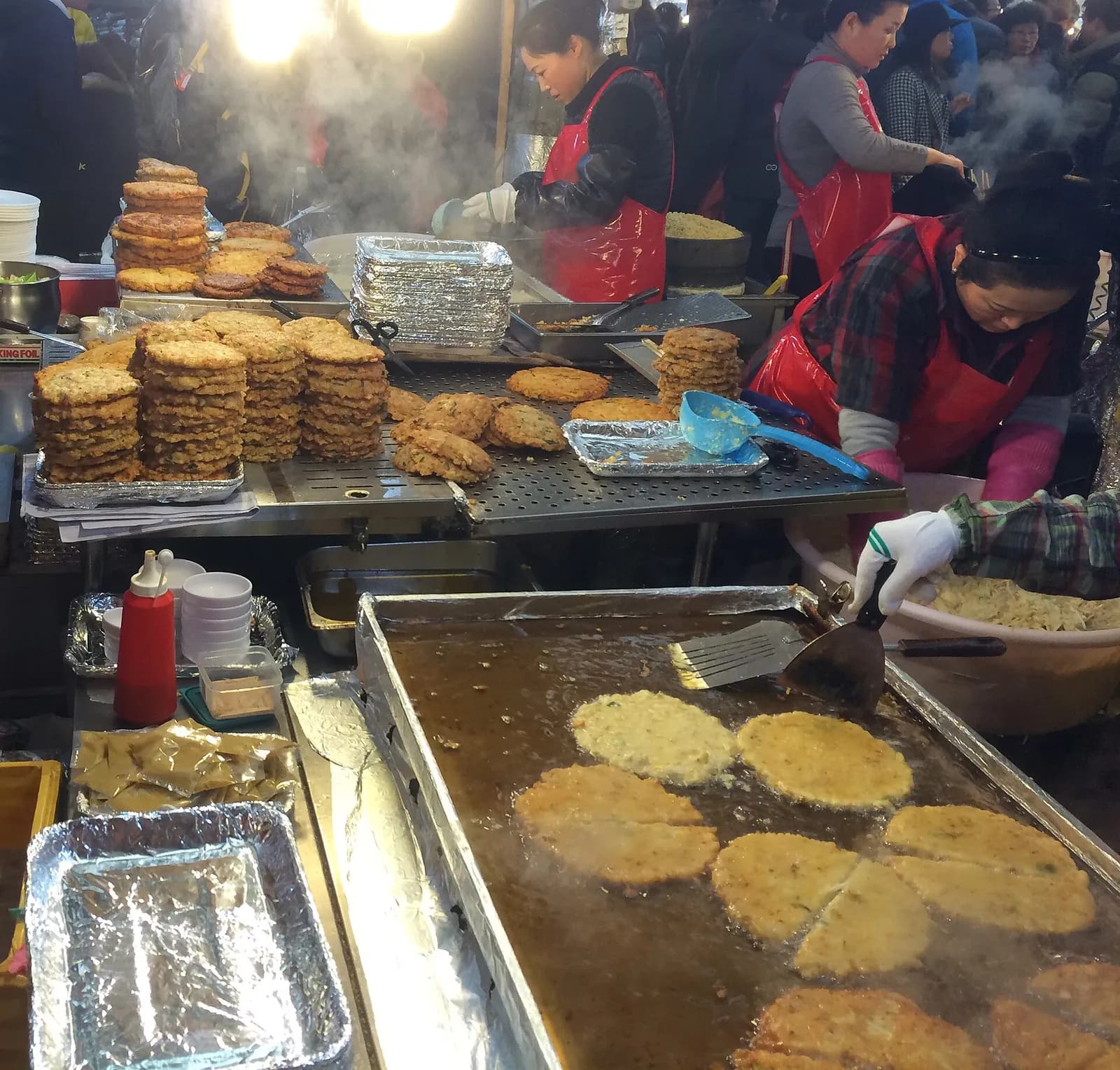 Gwangjang Market: come hungry, leave rolling, 사진 2