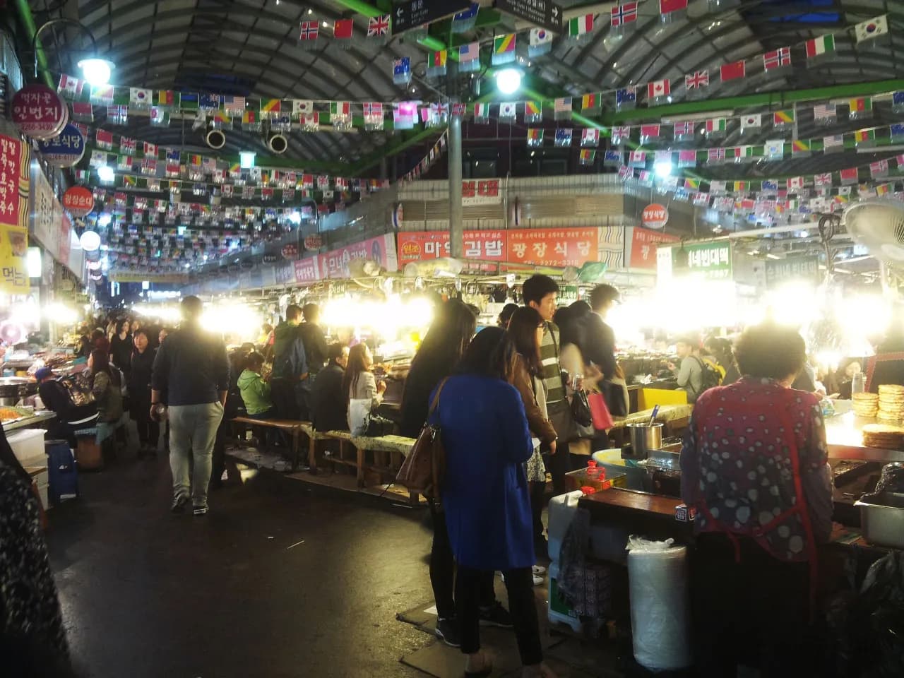 Gwangjang Market: come hungry, leave rolling, 사진 1